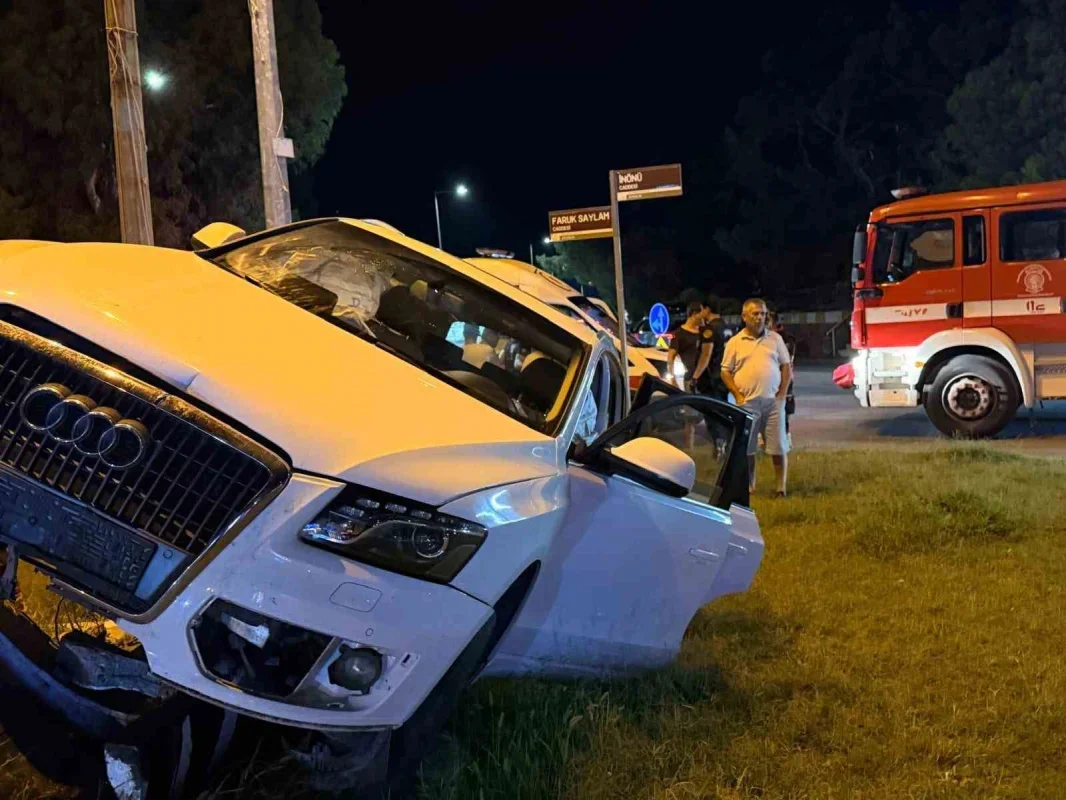 Ayvalık'ta cip kontrolden çıktı, Atatürk büstüne çarptı