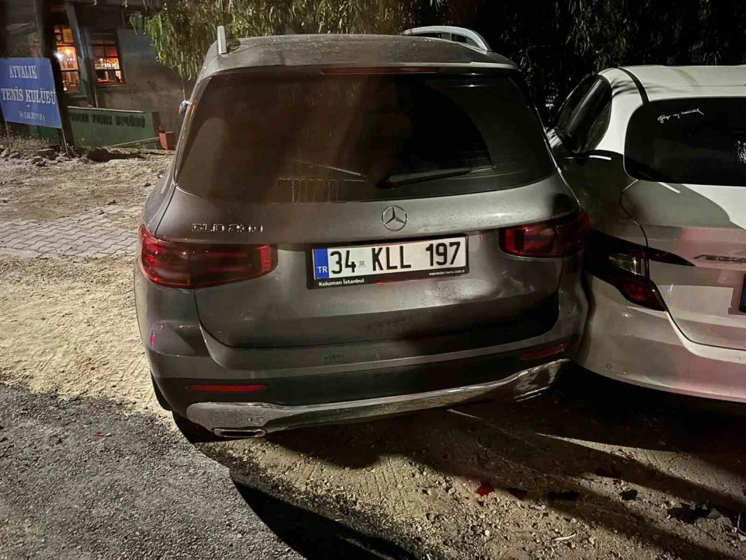 Ayvalık'ta cip kontrolden çıktı, Atatürk büstüne çarptı