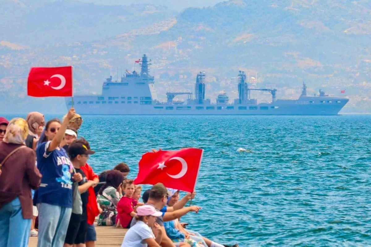 İzmit Körfezi'nde donanma geçişi TEKNOFEST öncesi coşku yarattı