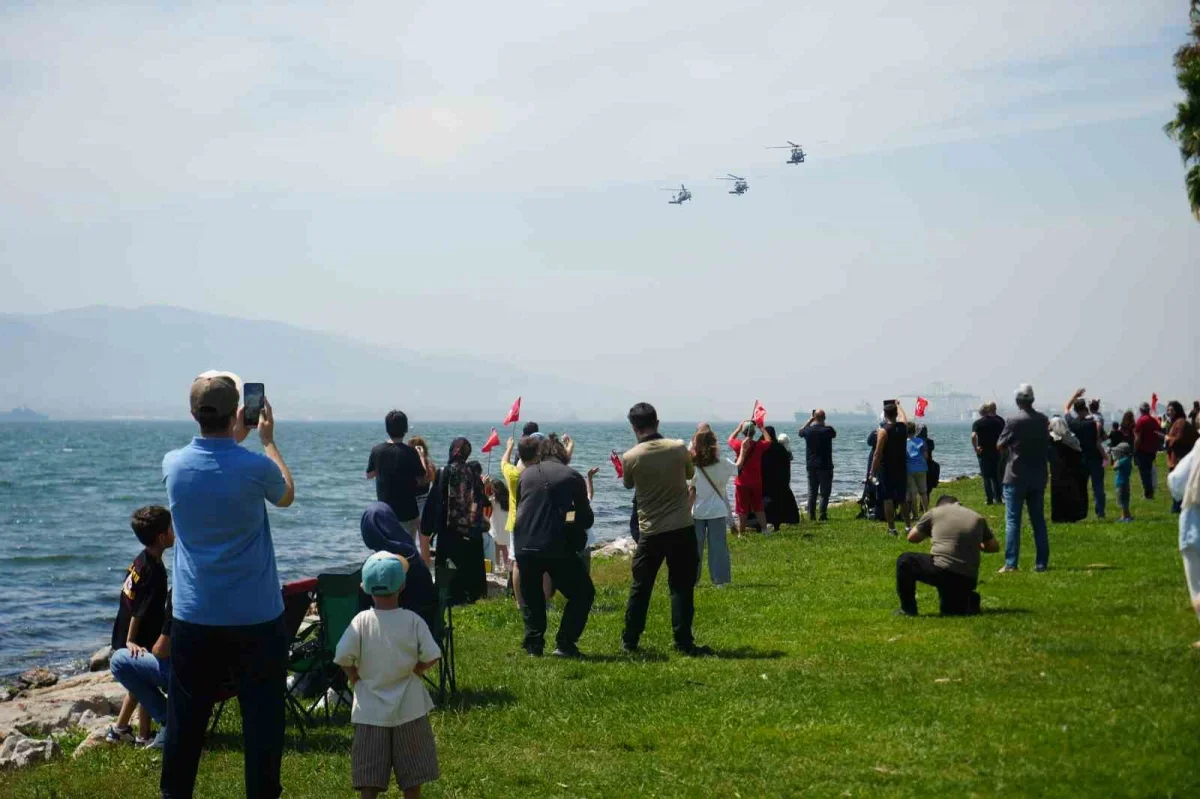 İzmit Körfezi'nde donanma geçişi TEKNOFEST öncesi coşku yarattı