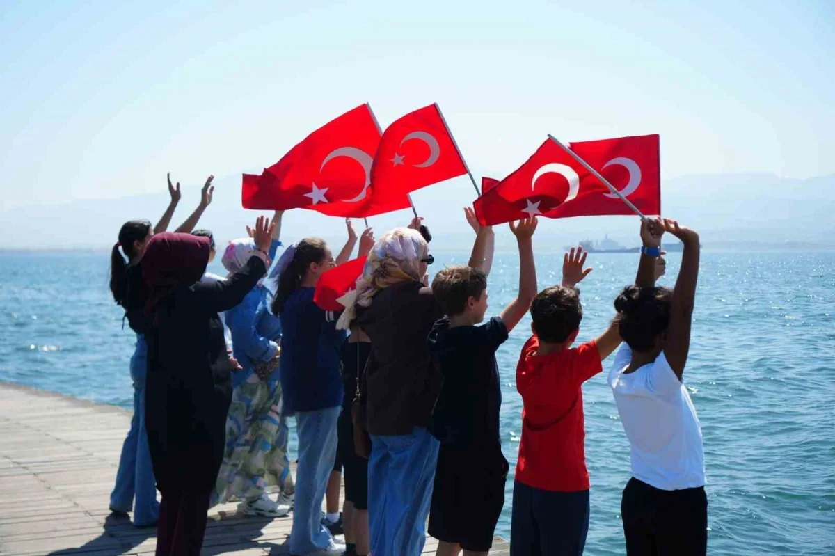 İzmit Körfezi'nde donanma geçişi TEKNOFEST öncesi coşku yarattı