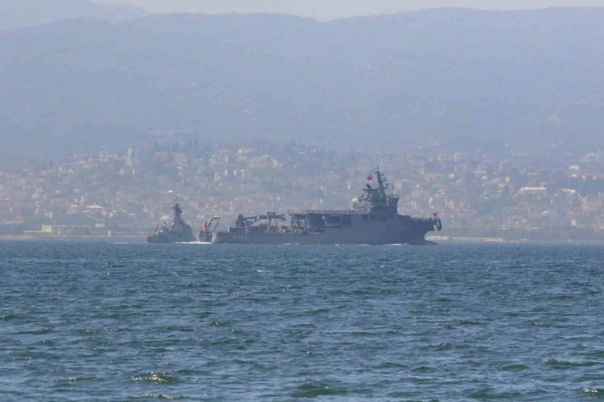 İzmit Körfezi'nde donanma geçişi TEKNOFEST öncesi coşku yarattı