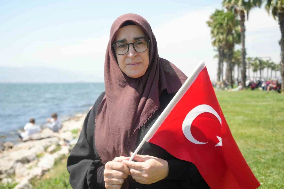 İzmit Körfezi'nde donanma geçişi TEKNOFEST öncesi coşku yarattı
