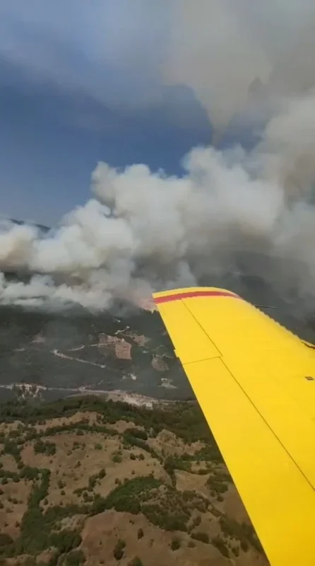 Sındırgı'daki yangına 6 uçak ve 6 helikopterle müdahale