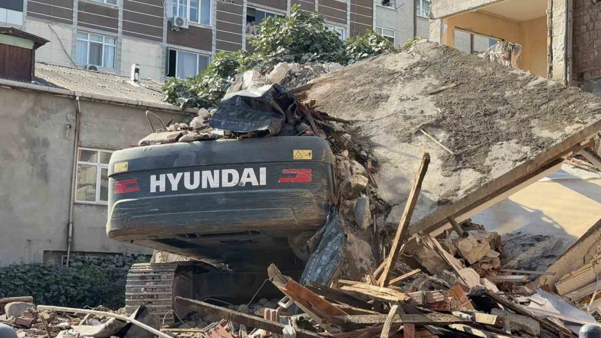 Küçükçekmece'de yıkım sırasında bina iş makinesinin üzerine devrildi