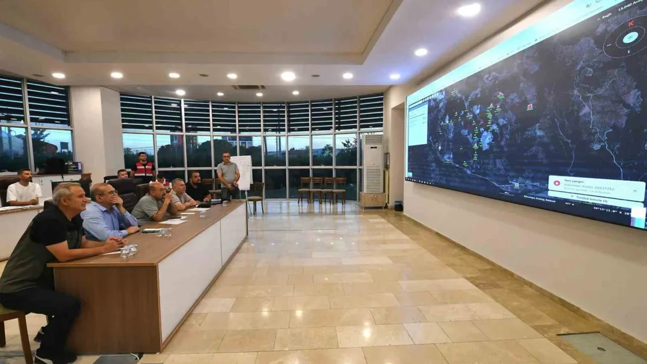 Sındırgı'daki orman yangınına havadan ve karadan müdahale