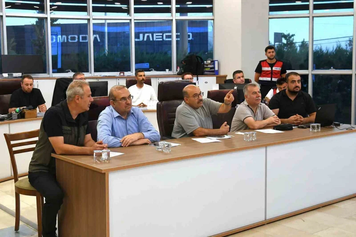 Sındırgı'daki orman yangınına havadan ve karadan müdahale