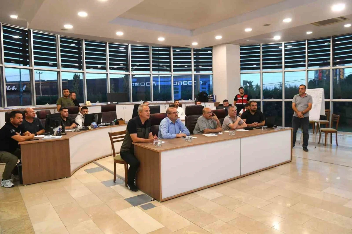 Sındırgı'daki orman yangınına havadan ve karadan müdahale