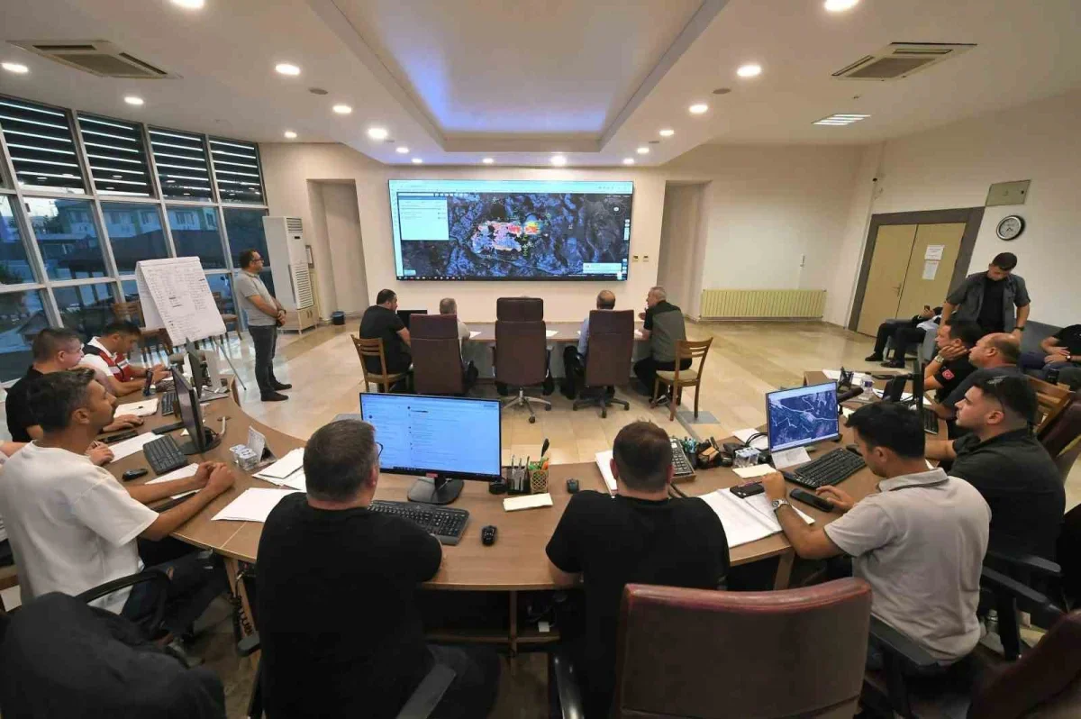 Sındırgı'daki orman yangınına havadan ve karadan müdahale