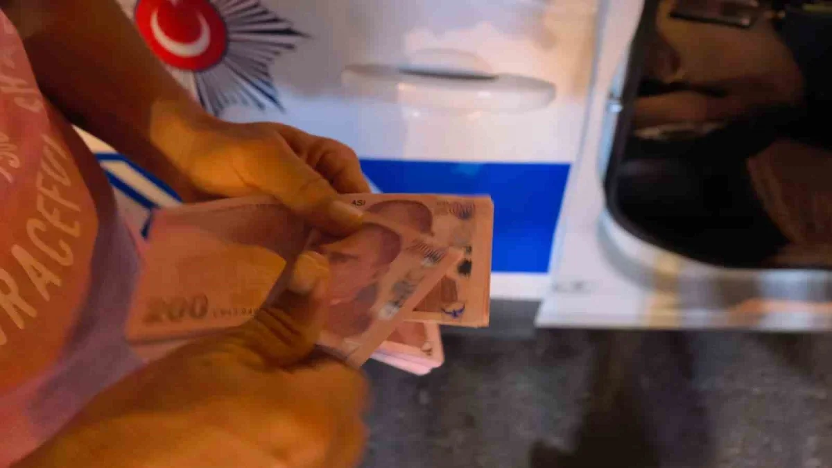 İnegöl'de duyarlı vatandaş bulduğu 30 bin TL'yi polise teslim etti