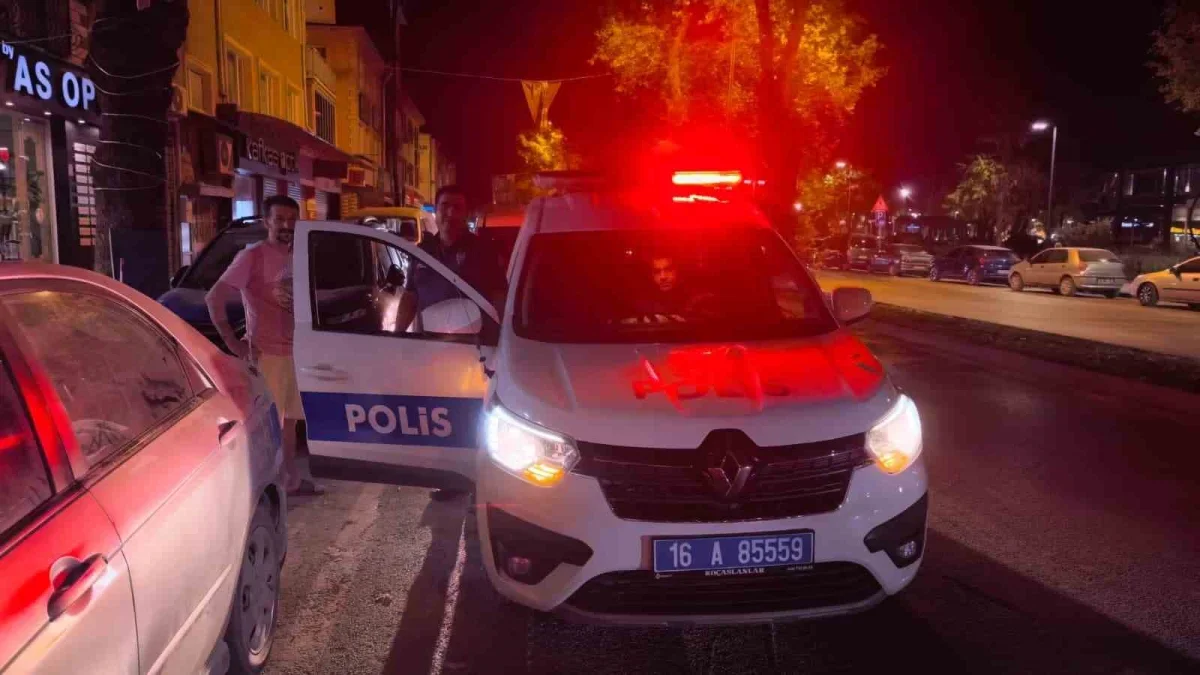 İnegöl'de duyarlı vatandaş bulduğu 30 bin TL'yi polise teslim etti