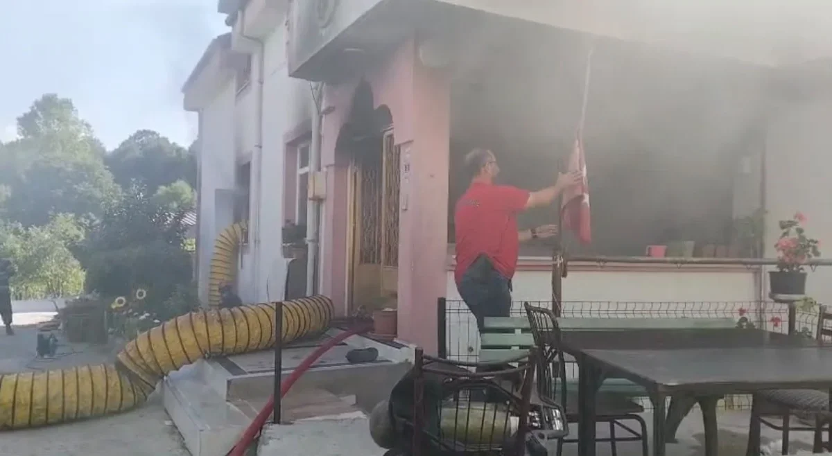 Kartepe'de yangında itfaiyeciden Türk bayrağına hassasiyet