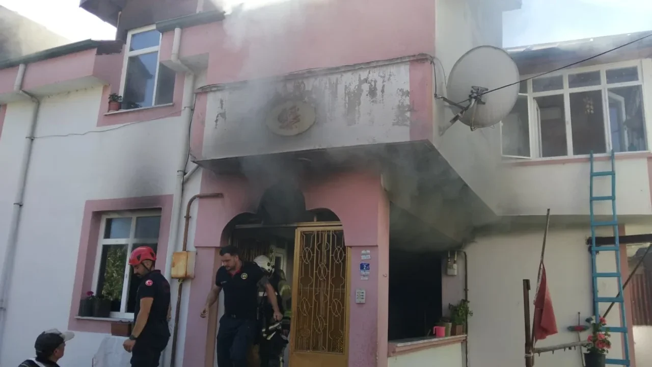 Kartepe'de yangında itfaiyeciden Türk bayrağına hassasiyet