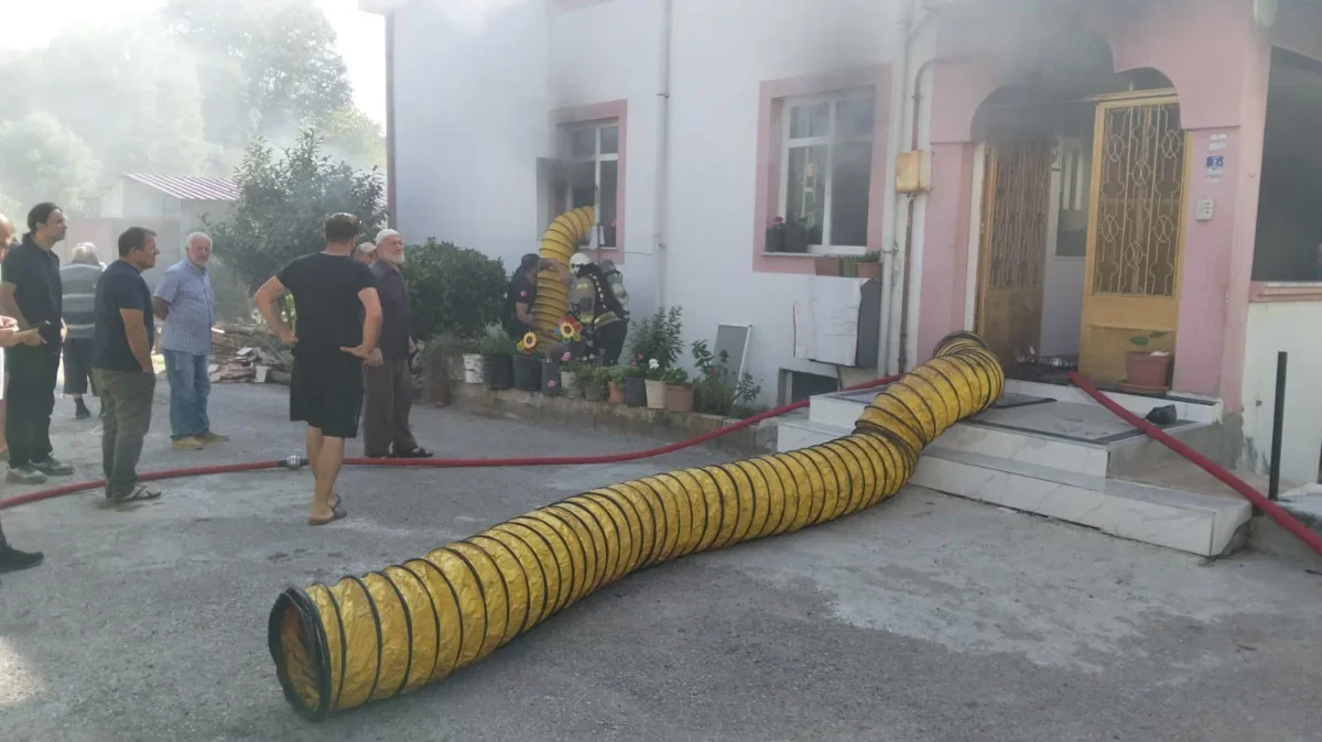 Kartepe'de yangında itfaiyeciden Türk bayrağına hassasiyet