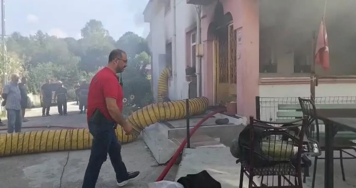 Kartepe'de yangında itfaiyeciden Türk bayrağına hassasiyet