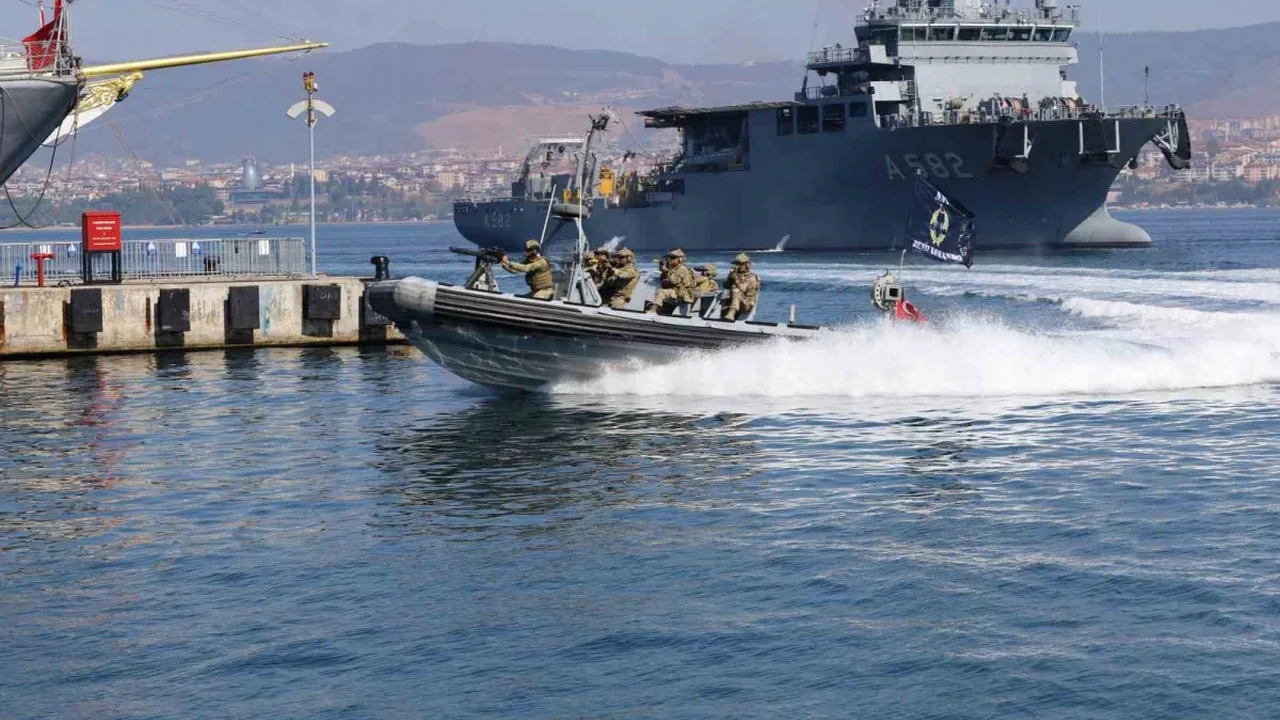 TEKNOFEST Mavi Vatan'da SAT ve SAS komandoları tatbikat yaptı