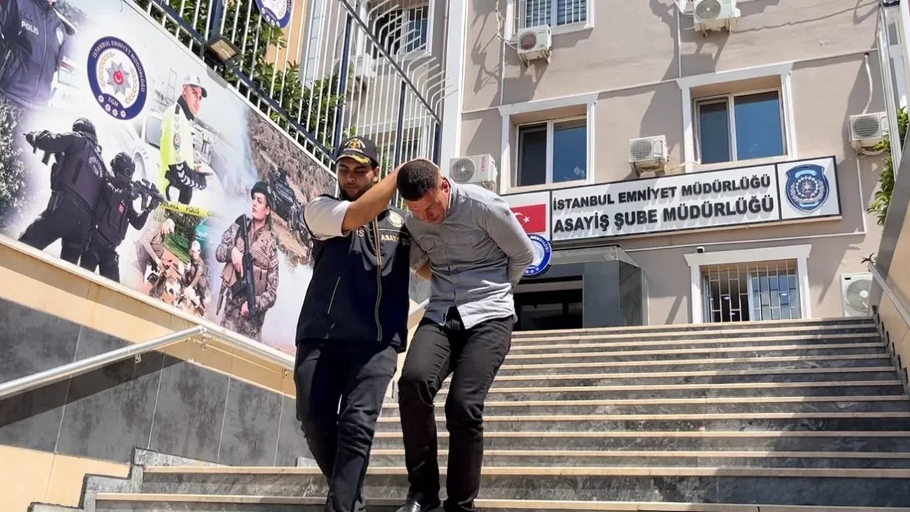 Fatih'te camide 450 bin liralık çanta hırsızlığına tutuklama