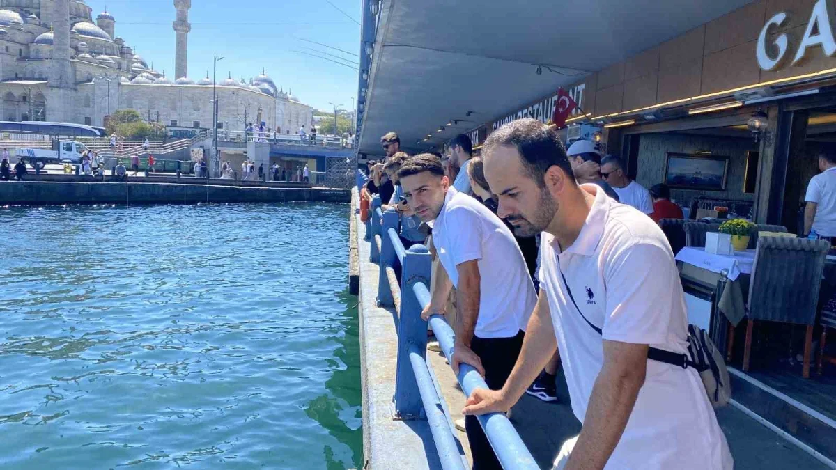 Eminönü'nde dev orkinoslar turistlerin ilgi odağı oldu