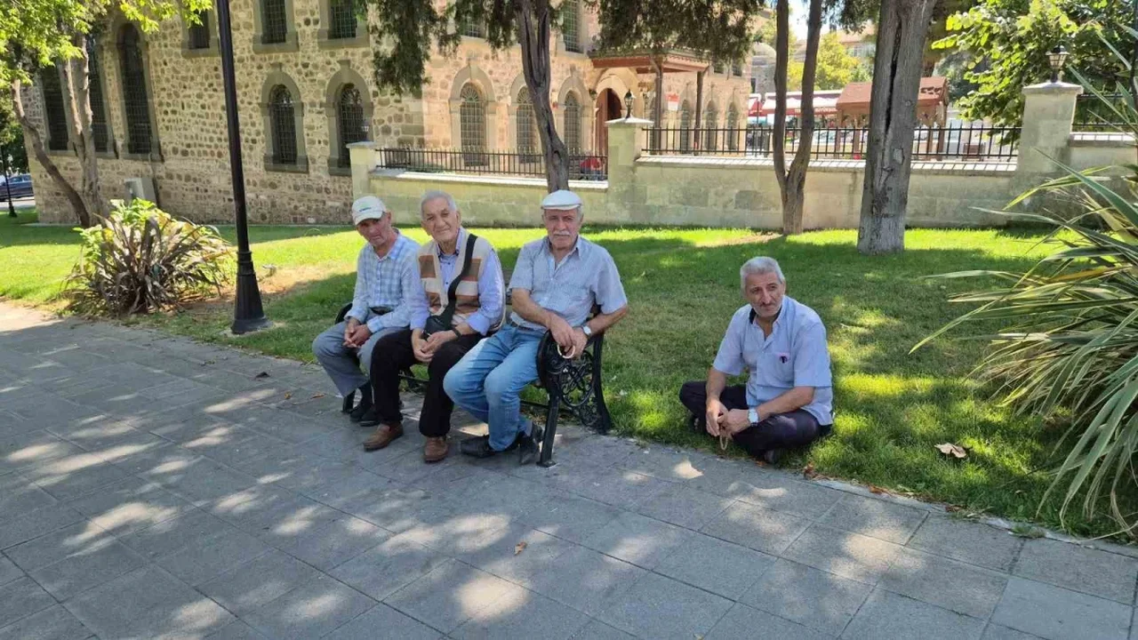 Tekirdağ'da sıcak hava bunaltıyor: Vatandaşlar parklara sığındı