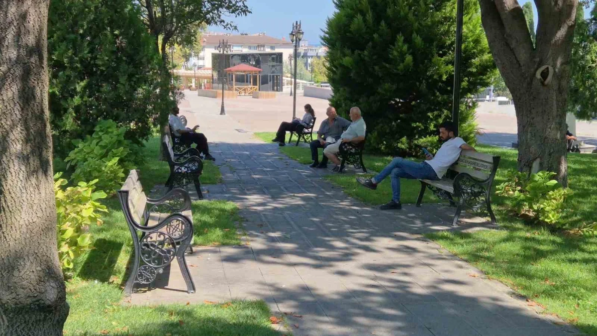 Tekirdağ'da sıcak hava bunaltıyor: Vatandaşlar parklara sığındı
