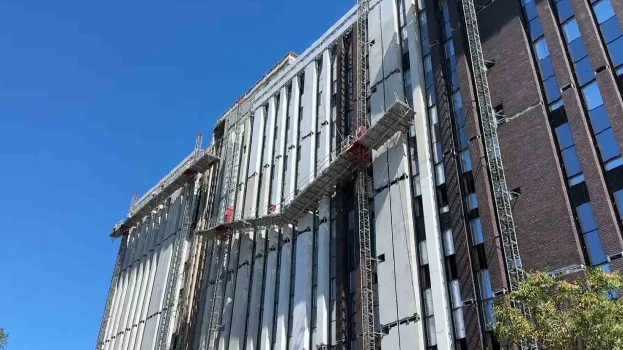 Kağıthane'de inşaat iskelesi kırıldı: 4 işçi kurtarıldı