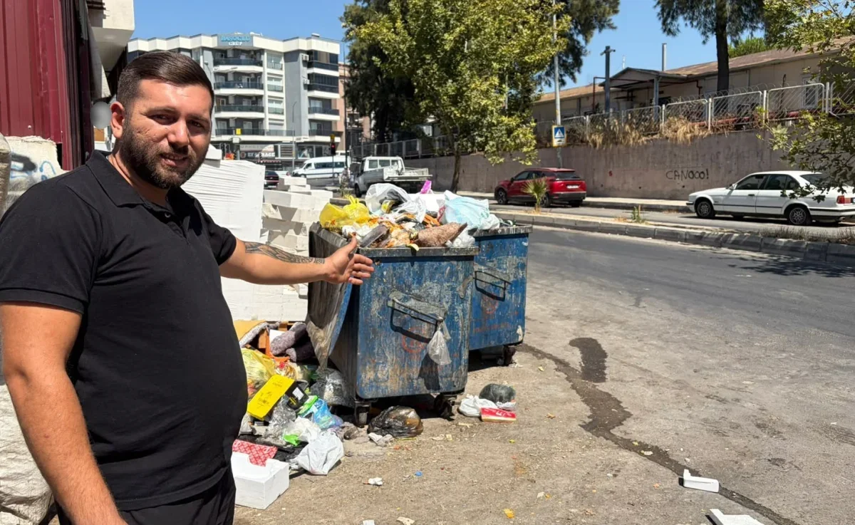 Buca'da çöp protestosu: Sokaklardaki kirlilik caddeye taşındı