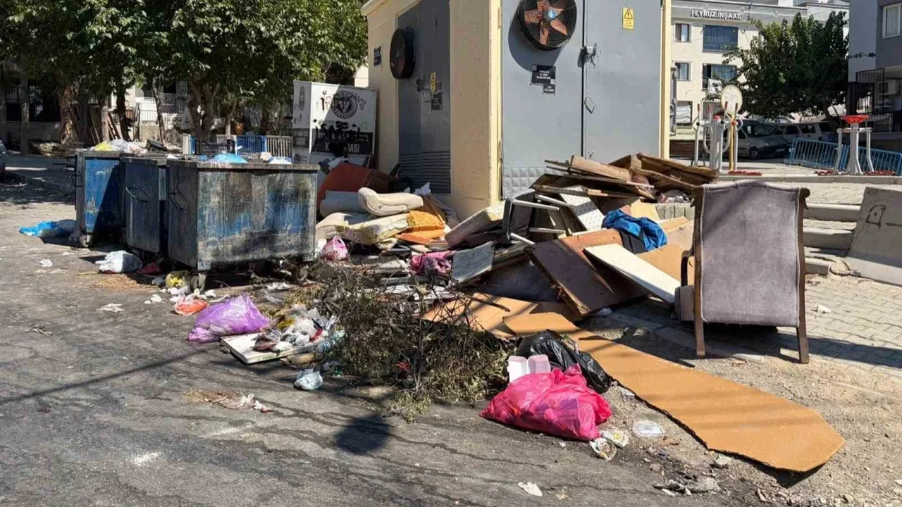Buca'da çöp protestosu: Sokaklardaki kirlilik caddeye taşındı