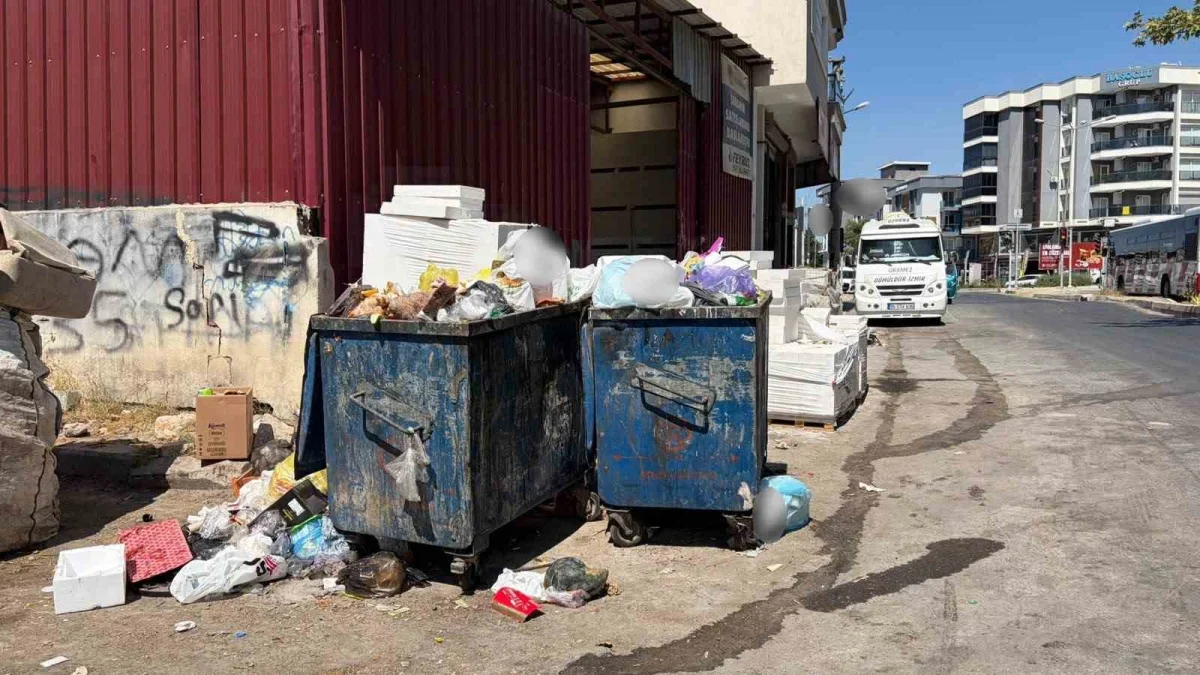 Buca'da çöp protestosu: Sokaklardaki kirlilik caddeye taşındı
