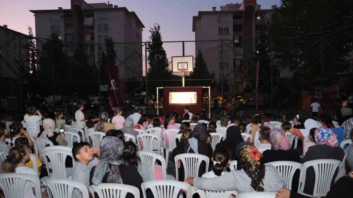 Karagöz'ün Salıncağı İnegöl'de çocuklar ve ailelerle buluştu