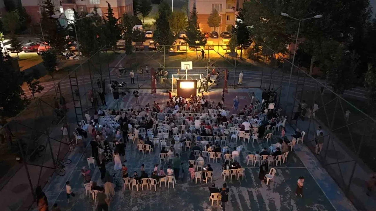 Karagöz'ün Salıncağı İnegöl'de çocuklar ve ailelerle buluştu