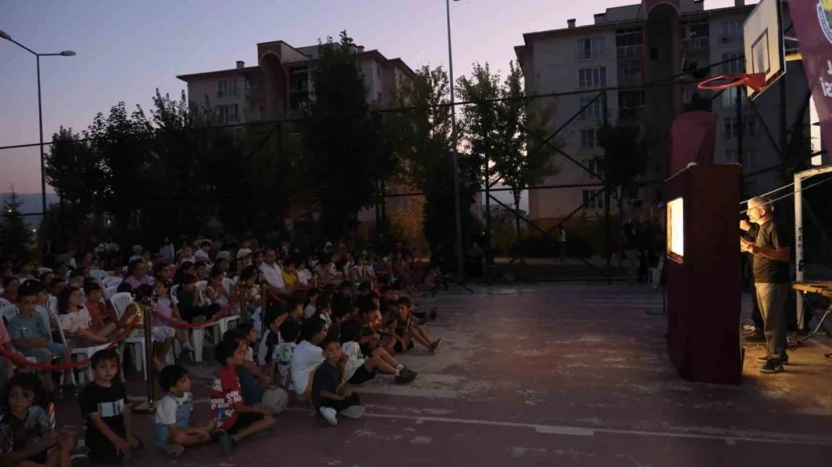 Karagöz'ün Salıncağı İnegöl'de çocuklar ve ailelerle buluştu