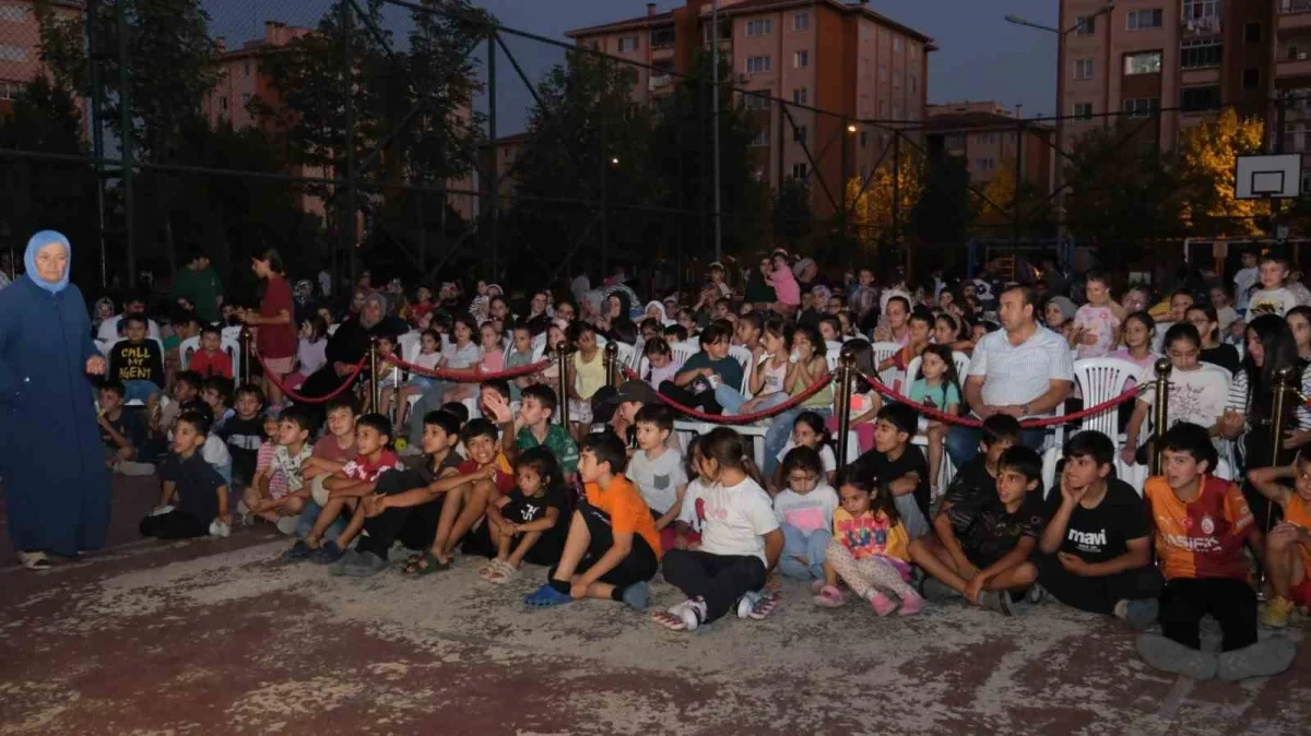 Karagöz'ün Salıncağı İnegöl'de çocuklar ve ailelerle buluştu