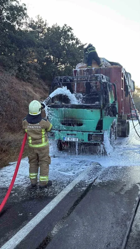 Bursa İnegöl'de talaş yüklü tır motor kısmında yandı