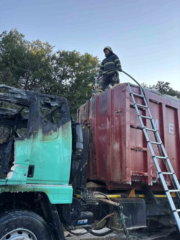 Bursa İnegöl'de talaş yüklü tır motor kısmında yandı