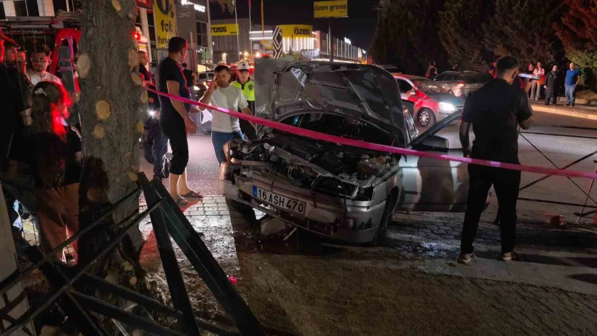 İnegöl'de otomobil beton direğe çarptı: Sürücü yaralandı
