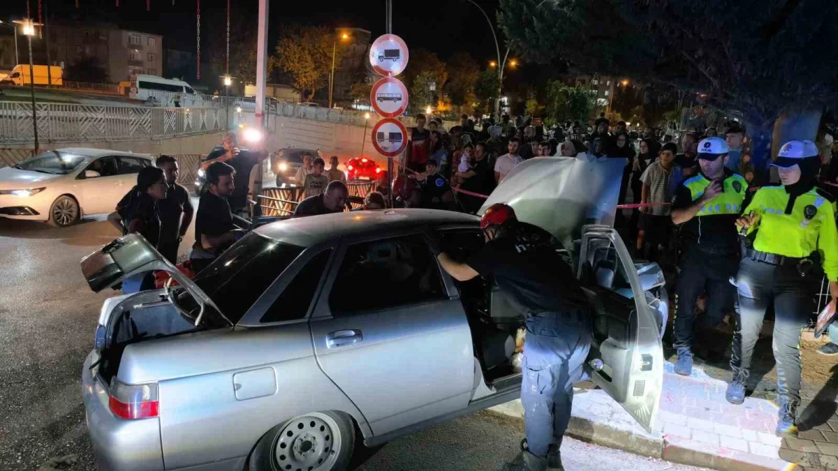 İnegöl'de otomobil beton direğe çarptı: Sürücü yaralandı