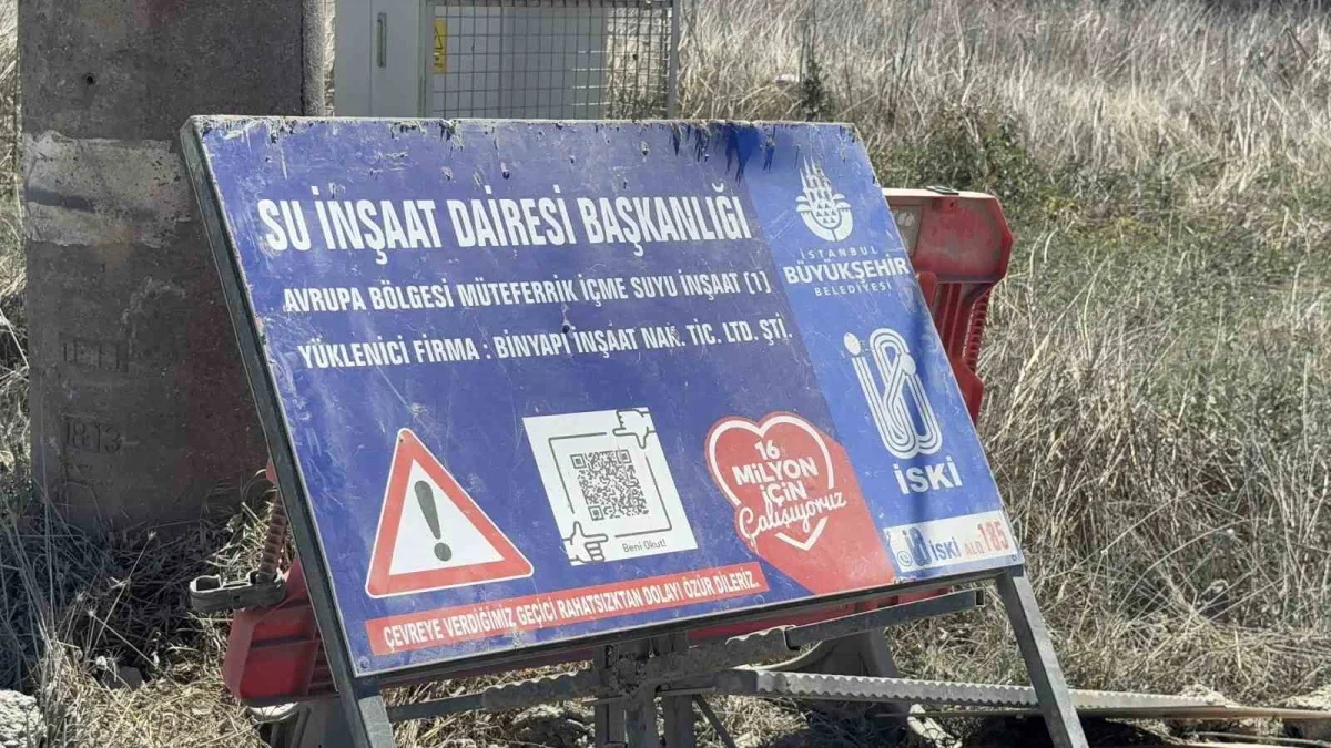 Arnavutköy'de taksi çukura düştü: Sürücü faciadan döndü