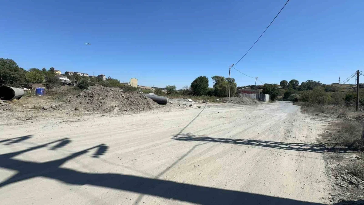 Arnavutköy'de taksi çukura düştü: Sürücü faciadan döndü