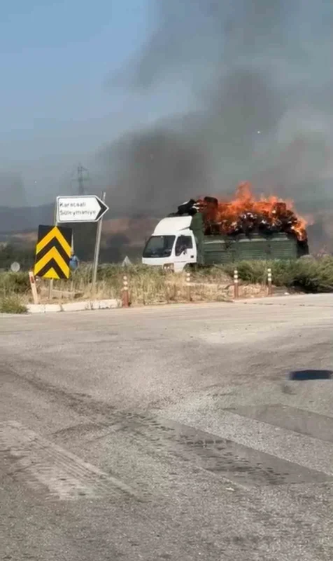 Yenişehir'de saman yüklü kamyonet alev aldı, araç kül oldu