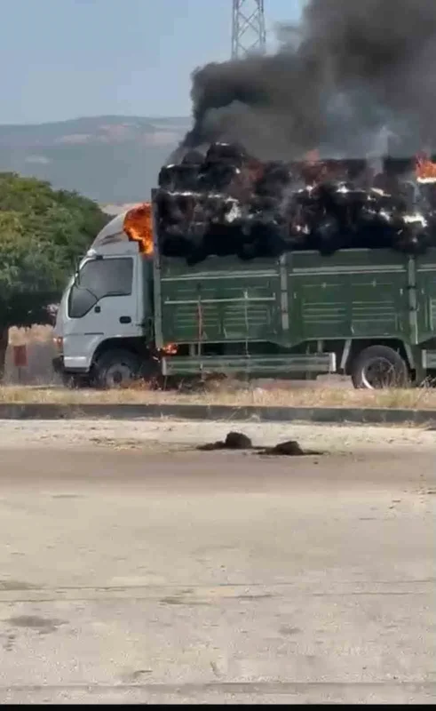 Yenişehir'de saman yüklü kamyonet alev aldı, araç kül oldu