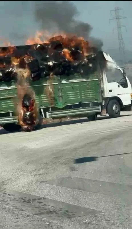 Yenişehir'de saman yüklü kamyonet alev aldı, araç kül oldu