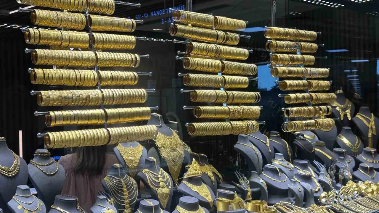 Gram altın 7 bin lirayı aştı: Kuyumcularda hareketlilik arttı