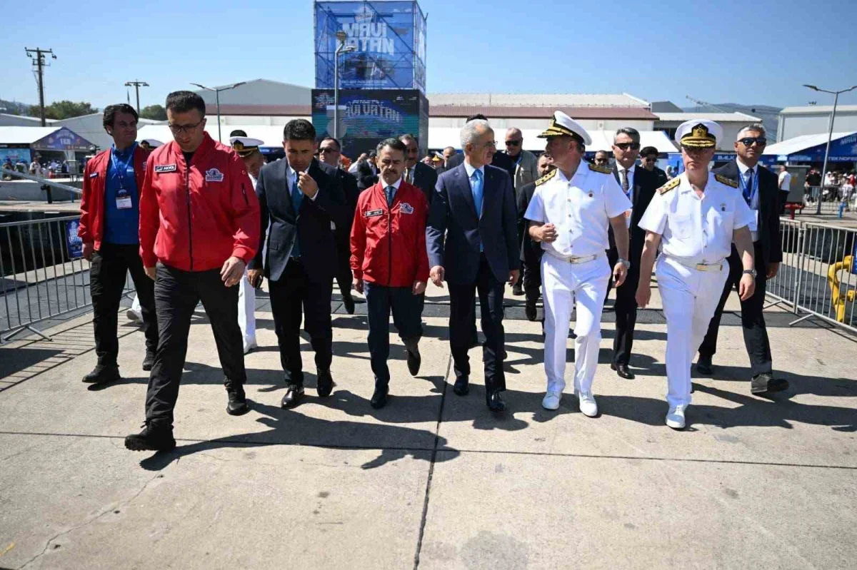 Uraloğlu, TEKNOFEST Mavi Vatan etkinlik alanını ziyaret etti