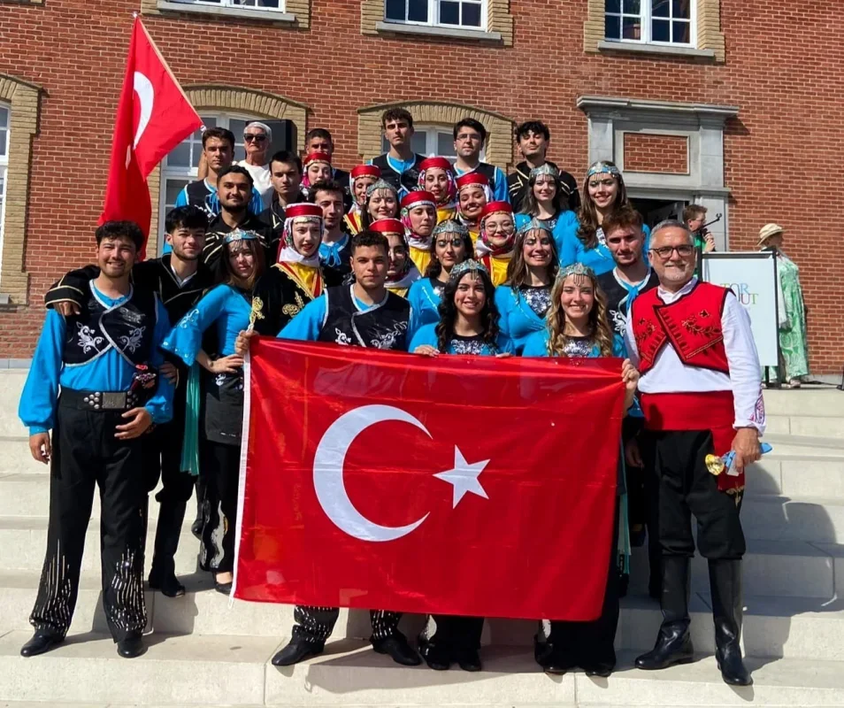 BUÜ Halk Oyunları Topluluğu Belçika'da Türkiye'yi temsil etti