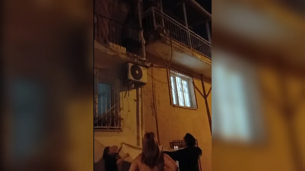 Konak'ta kavgadan kaçan kedi elektrik tellerine düştü