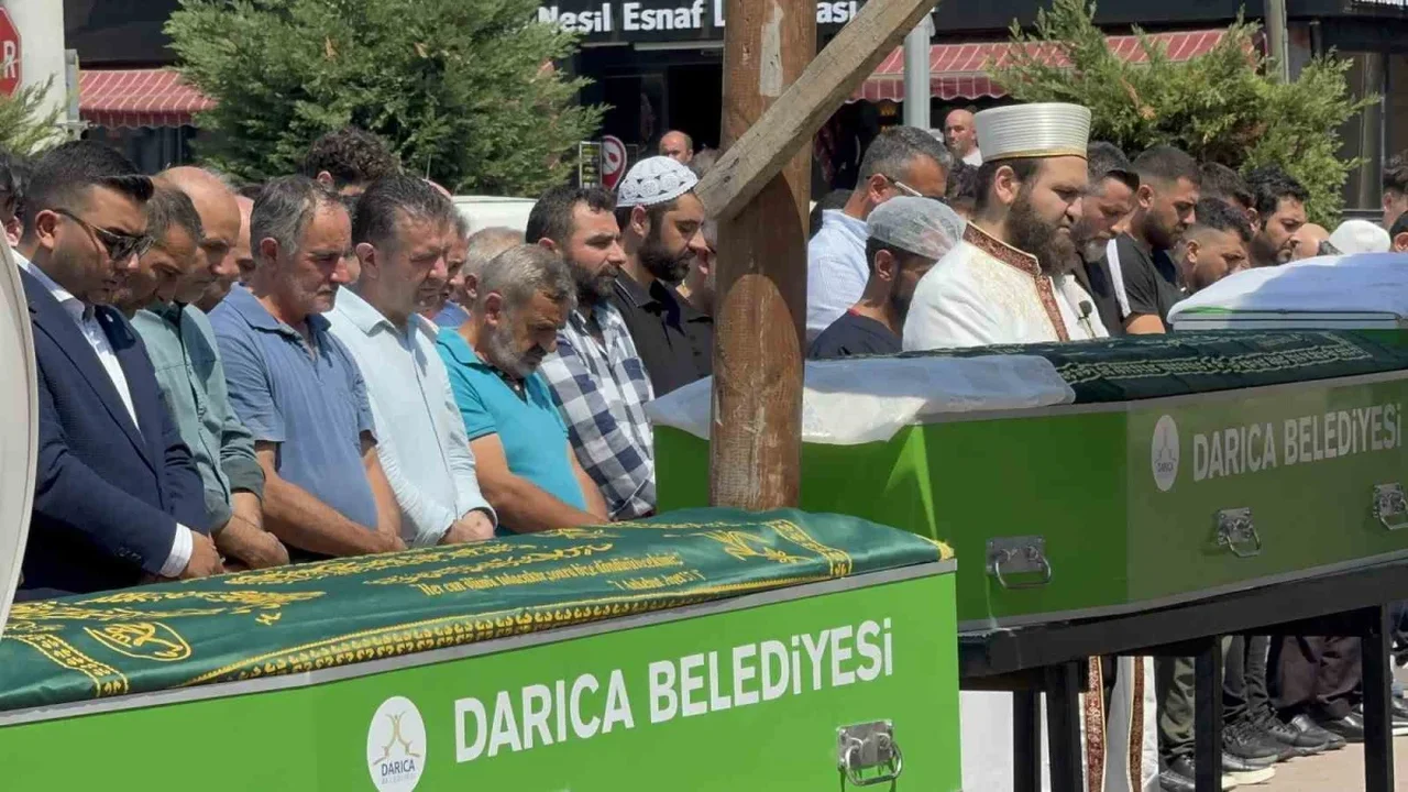 Kocaeli'de denizde ölü bulunan 3 kardeş toprağa verildi