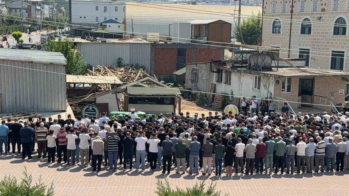 Kocaeli'de denizde ölü bulunan 3 kardeş toprağa verildi