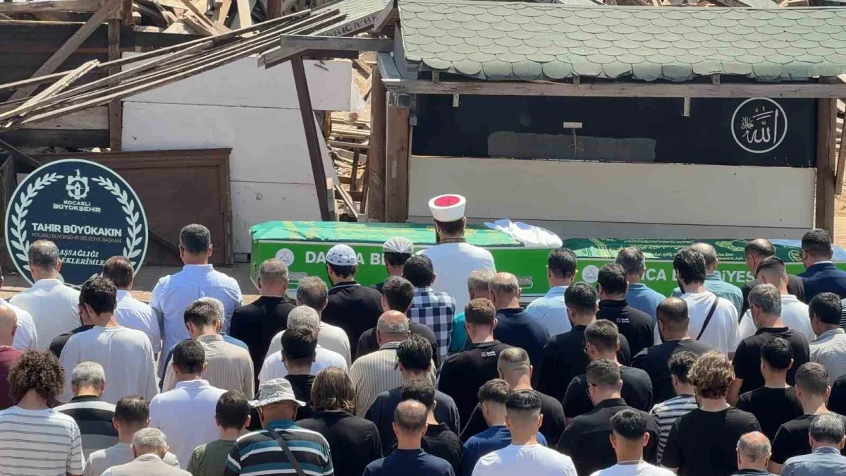 Kocaeli'de denizde ölü bulunan 3 kardeş toprağa verildi