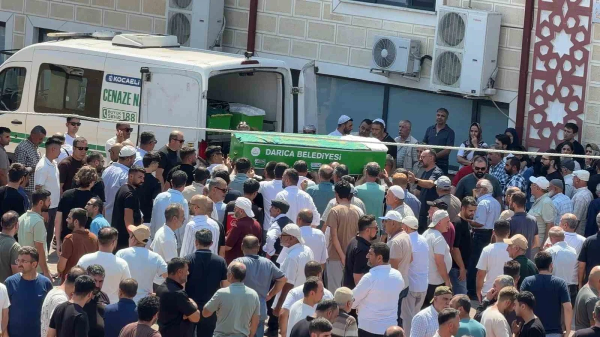 Kocaeli'de denizde ölü bulunan 3 kardeş toprağa verildi