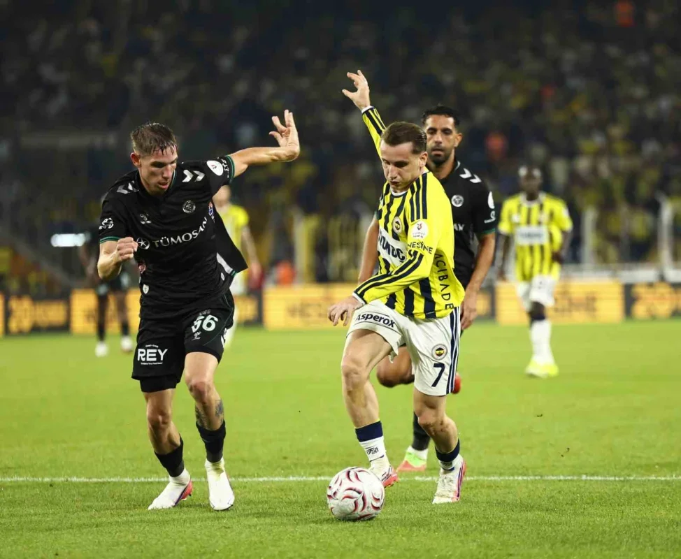 Fenerbahçe Konyaspor'u İlk Yarıda 3-1 Geçti